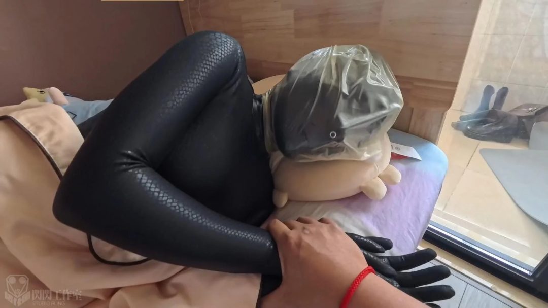 勇闯少女的闺房，看看仿真娃娃成为填充物如何被圈养，装入充气睡袋放置-5