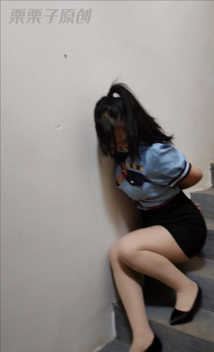 《被折磨的女搜查官 02》 定拍转公映，户外、楼梯间失禁、控制、制服、黑丝、高跟鞋、龟甲缚-4