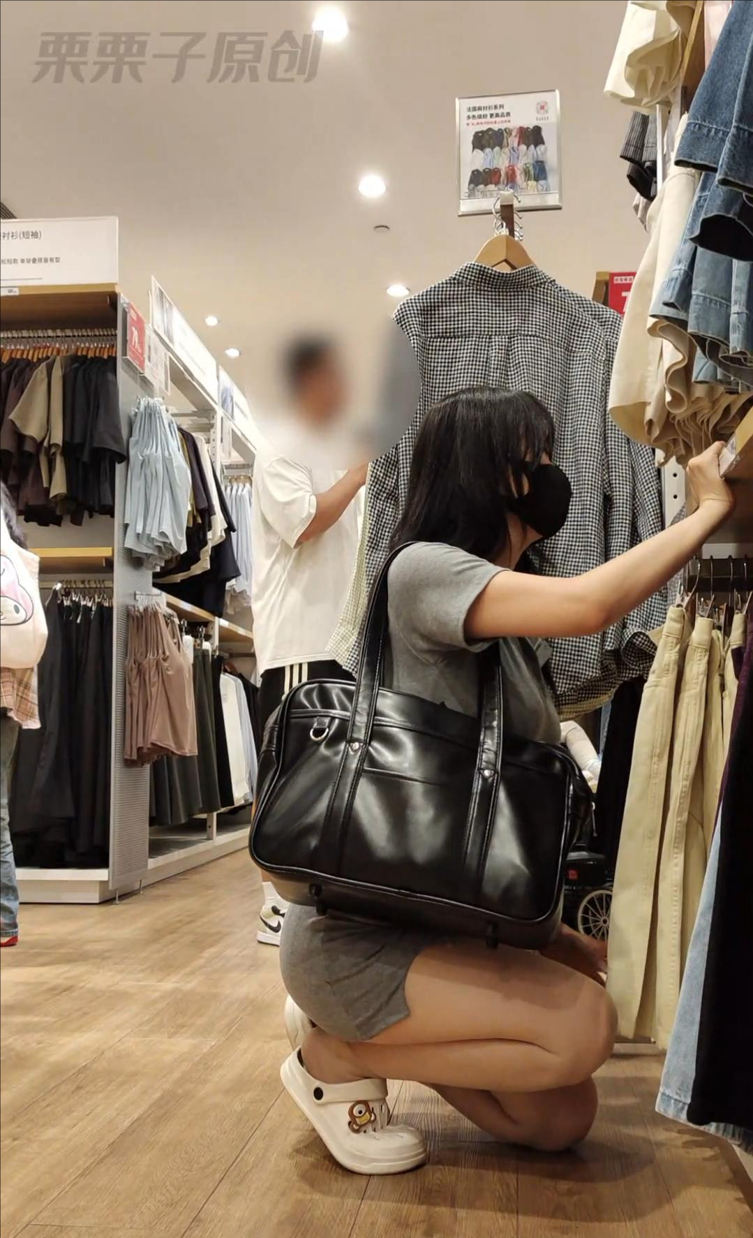 《堕落的邻家妻子 01》 户外调教、服装店、试衣间失禁、遥控调教、肉丝、邻居妻子-3