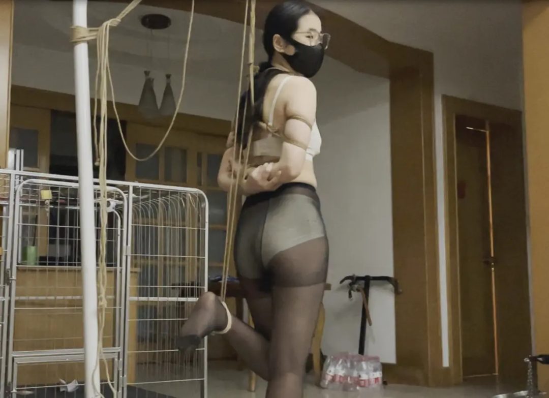 客户定拍调教之阿然五花大绑单脚吊憋尿失禁，振动乳夹+黑丝单脚吊放置+大力揉胸+打屁屁耳光挠脚心+喂水憋尿+真实失禁，再次真实失禁感觉如何，羞不羞耻呢...-2