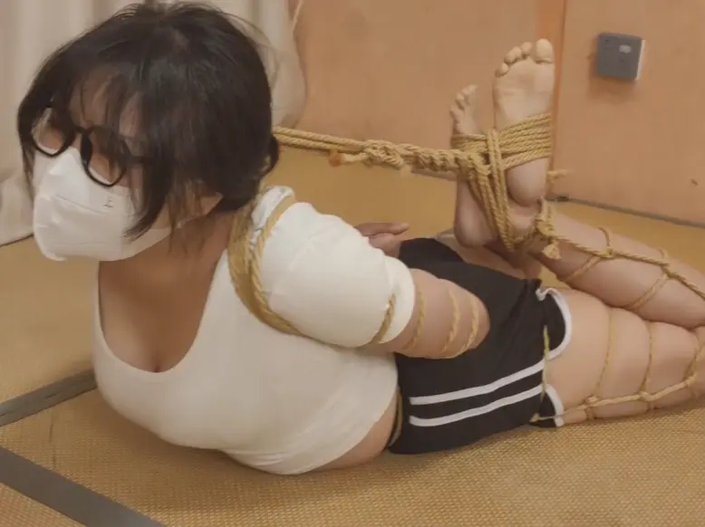老师父捆绑可爱女孩驷马挣扎-4