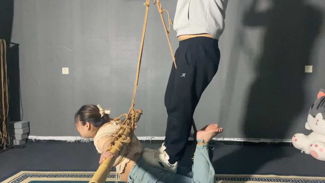 张涵体验多次绳艺后终于体验到了心心念念的竹缚，被虐待玩弄，打脚心，踩踏。最后带上了口球，只能发出呜呜的声音，口水拉丝流到地上-4