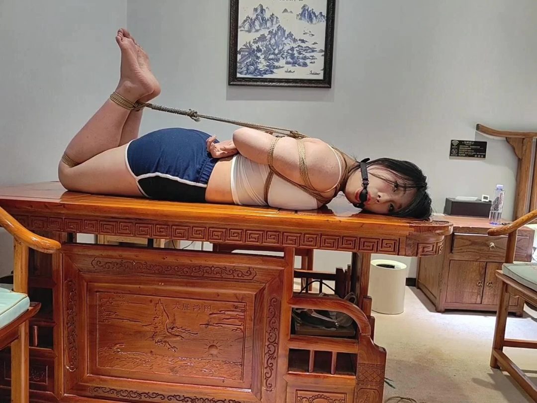 【一条】大胸小妹妹茶台放置 裸足-1