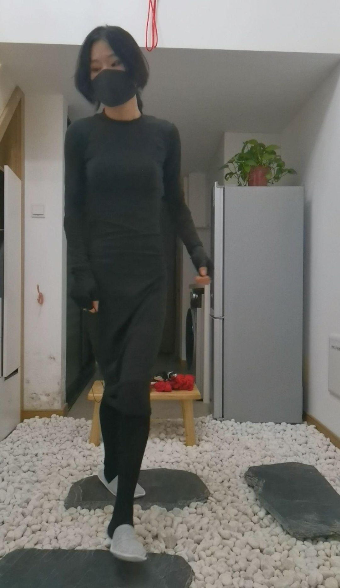 肛钩电击强制垫脚踩石子罚站-4