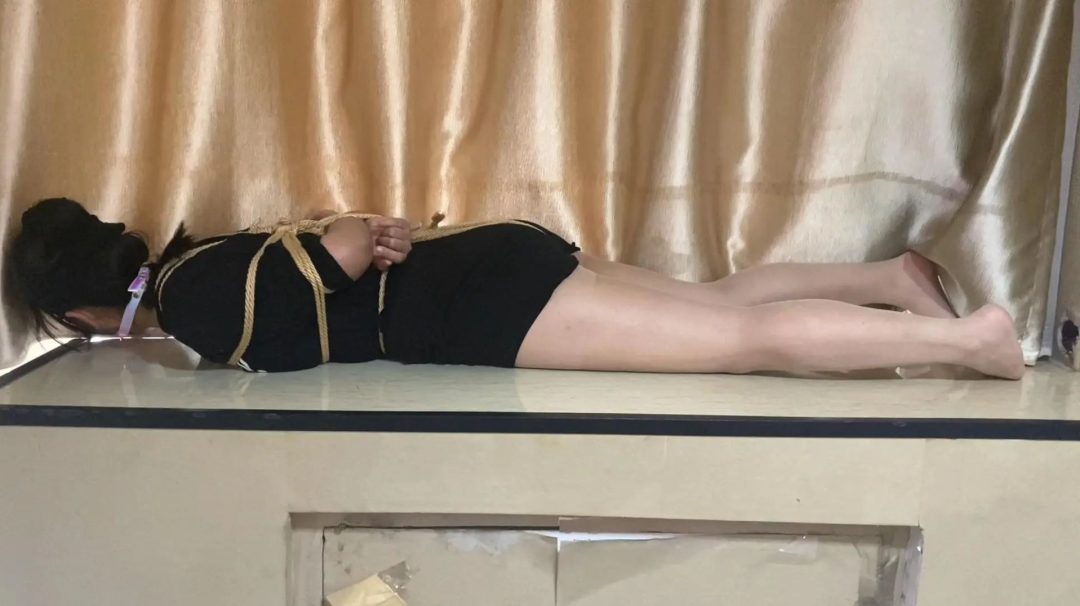 S属性妹子久违的拍摄，肉丝、日式驷马、口球、强行挣脱 请看图-3