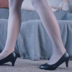 《美女空姐劫持记3》字幕版 空姐给领导送文件，被猥琐上司捆绑强行玩弄丝足丝腿、夹腿摩擦并拍下照片，被威胁后迫于无奈换上新丝袜被再次玩弄到哭！