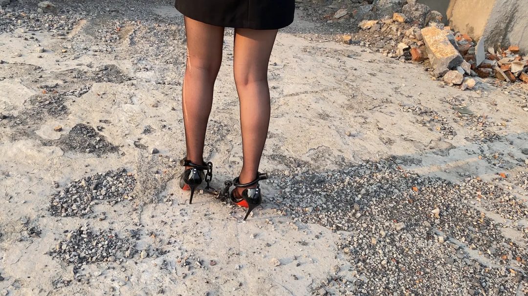 真实女教师夏可制服诱惑，户外镣铐捆绑-1
