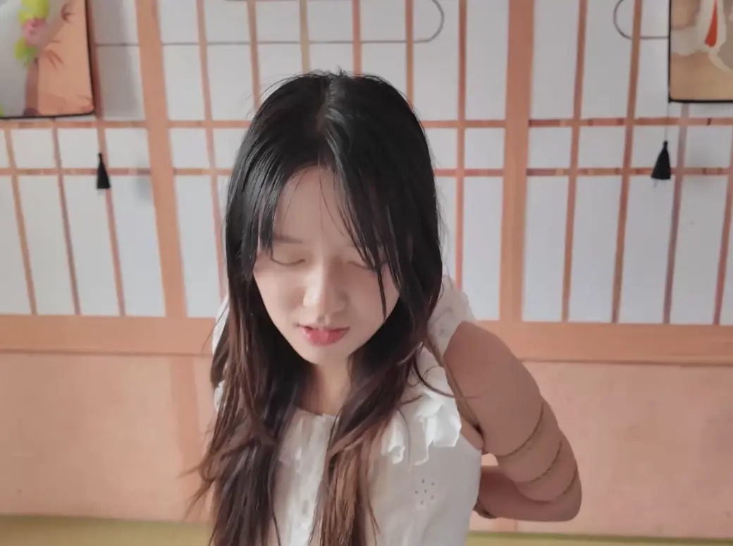 萌新女孩悦悦绳艺逃脱挑战赛-1