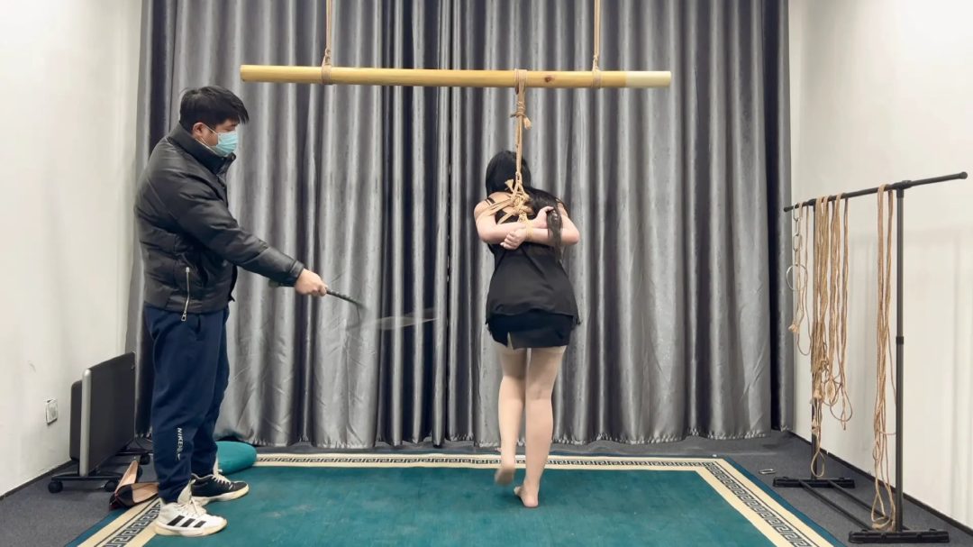 176成熟少妇换上黑色情趣勾引主人，把手吊起来，拿各种鞭子抽胸抽屁股，抽大腿，又被单腿吊起来，带上口球，最后绑成m腿，继续玩母狗，不断失禁-3