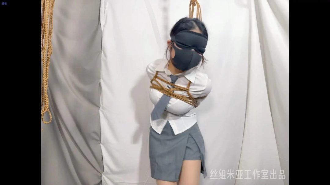 JK少女绳艺调教，被脱去裙子，扯开上衣-4