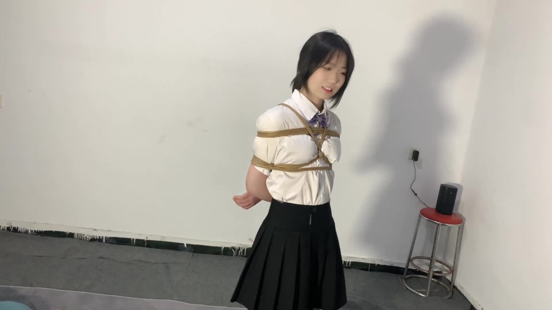 十八岁女高中生初次体验绳艺 双腿被束缚，像小兔子一样蹦蹦跳跳-2