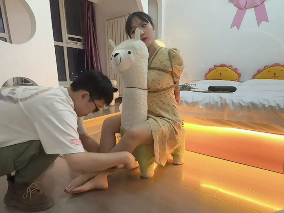 诺诺绑在可爱的羊驼座椅上聊天互动 白嫩裸足+挠痒-9