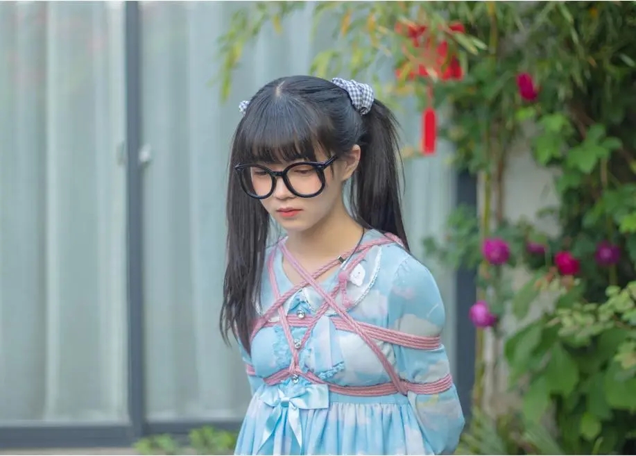双马尾lo娘茶茶の户外裸足驷马写生TK放置-2