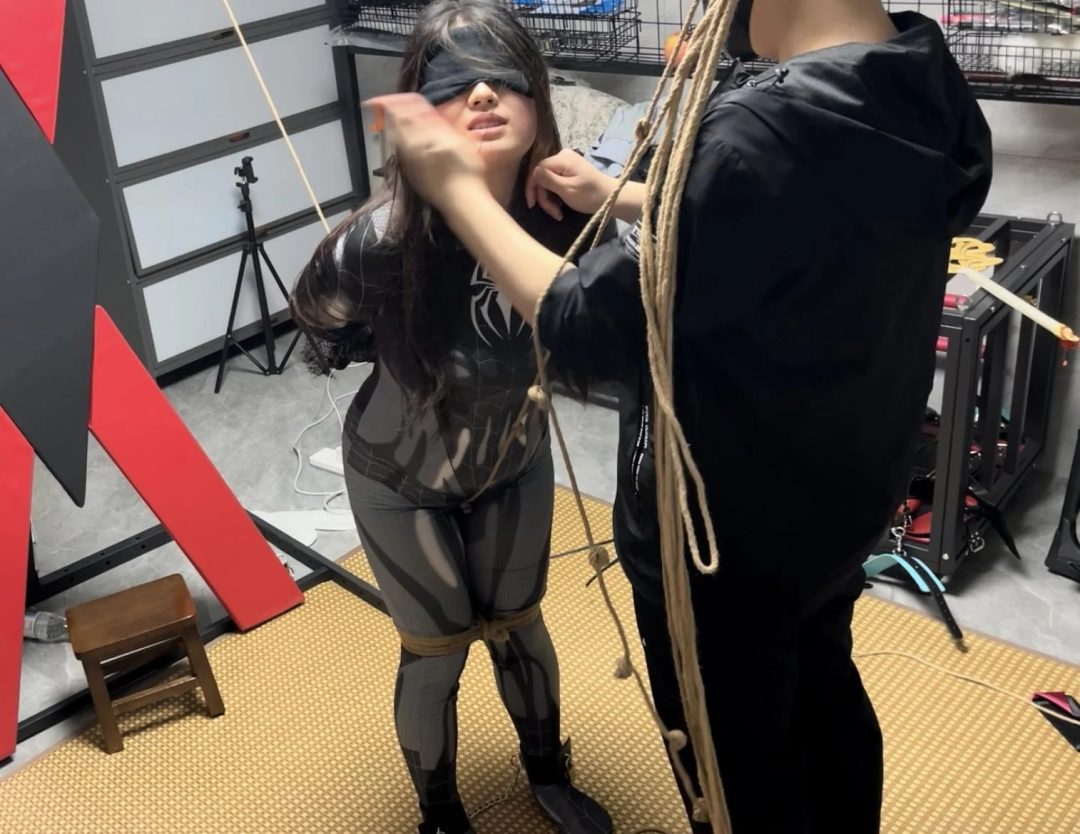 cosplay调教系列之木古小蜘蛛第二部——内八走绳羞辱调教！五花/内八腿脚镣捆绑+走绳/来回拉扯+打屁屁SP/真实耳光+踩踏羞辱，小狗就应该被主人这样调教羞辱-2