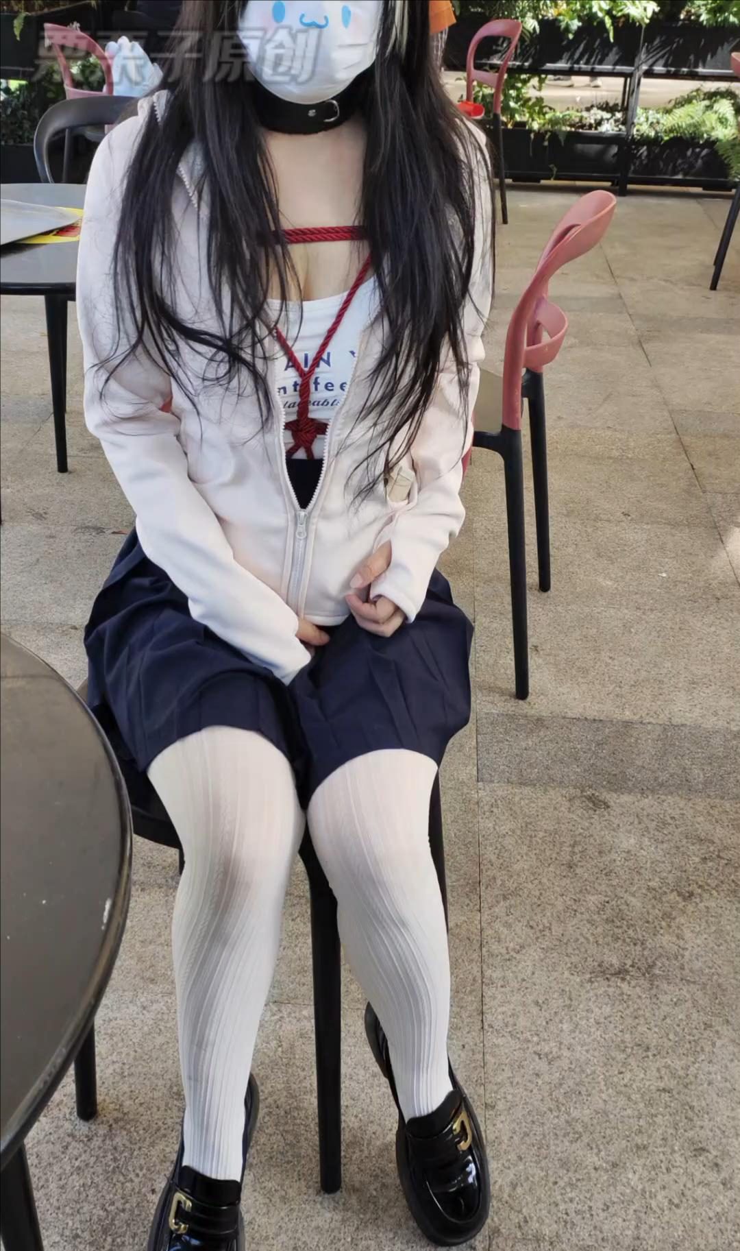 【栗栗子原创】《堕落的邻家妻子 05》 户外调教、户外餐厅、户外餐厅失禁、自缚、白丝、项圈、手铐-4