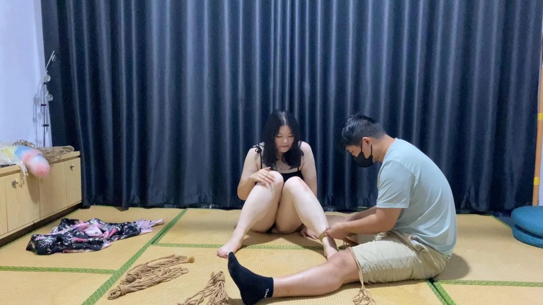 楠楠十分·腼腆害羞，但是为了取悦主人不得不表现出自己的骚样子，用嘴叼着尾巴勾引主人，最后连内裤都被主人脱掉。-3