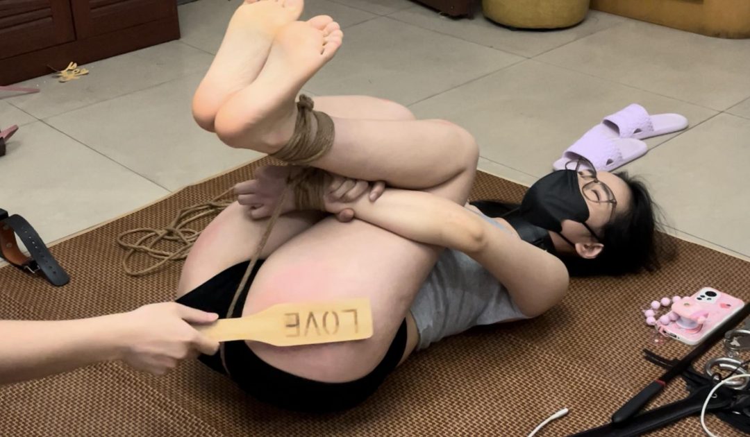 线下真实调教之超漂亮美女新m阿然尿布式SP打屁股打脚心！阿然被主人尿布式手脚捆绑起来，股绳也拉扯上，这个姿势本身就很羞耻，紧绷屁股抽起来更疼，又羞又疼，还要被打脚心、踩屁股，主人脚踩在那里却无可奈何呢-13
