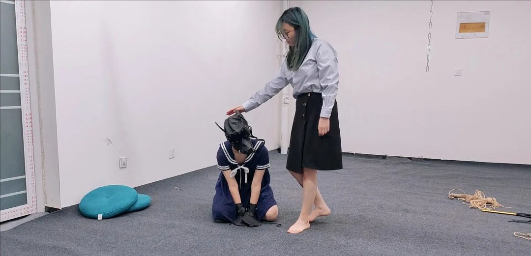 女绳师李珂带着自己的小狗狗来工作室体验绳艺，带狗头束缚四肢爬行，sp鞭打，玩奴下奴。女绳师后来被进来的男生怎么样了呢，请看下集-1