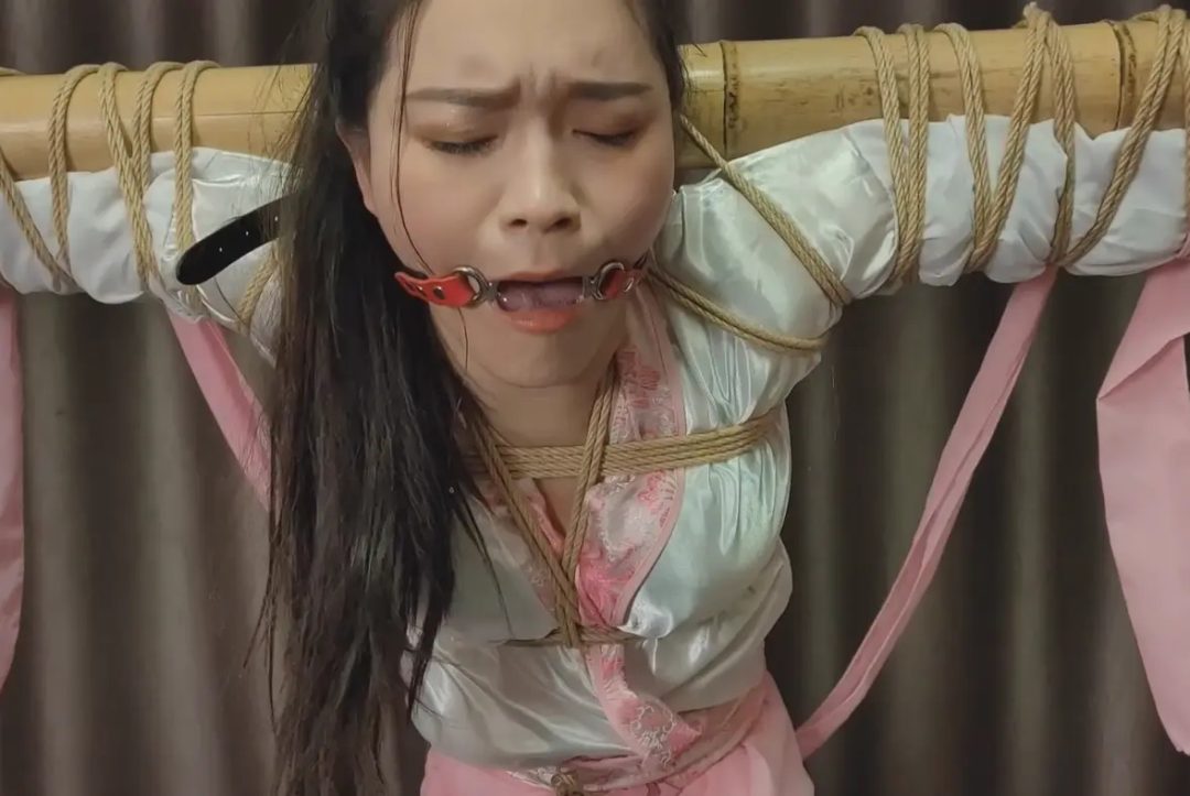古装美女洛洛绑在竹竿上挠痒鞭打-1