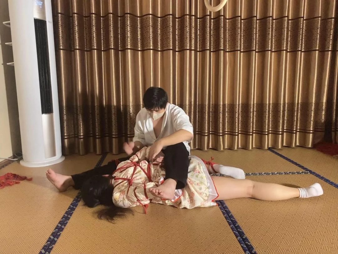 19岁女大紫薇来工作室找绳师玩。汉服勾引绳师，股绳玩弄，上头翻白眼，爽死了，-6