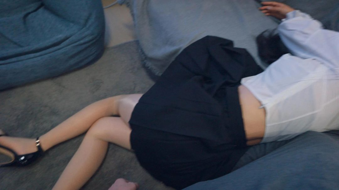 《应聘的女模特4》 入室迷晕+股绳+原味丝袜堵嘴+TK+抚摸+多道捆绑+轻呼吸限制-3