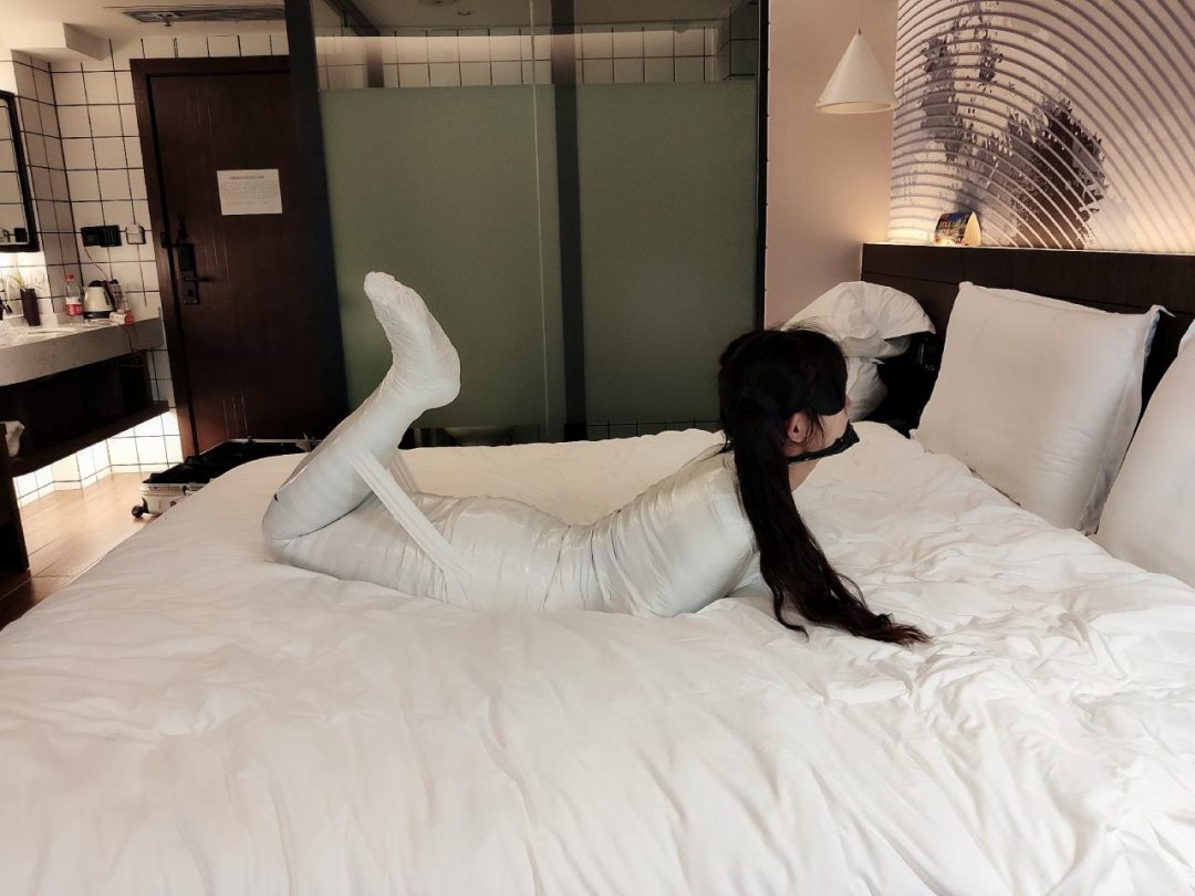 00后双马尾loli第一次体验全包木乃伊-2