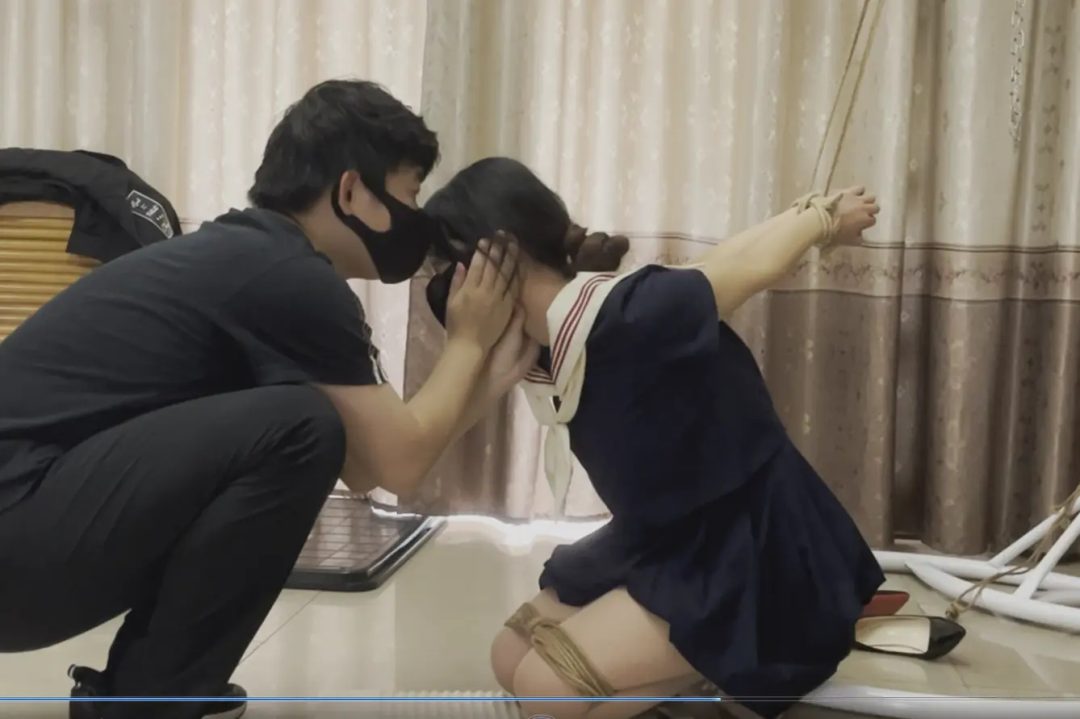 【踮脚前手吊缚+跪缚后手吊缚+鞭打踩踏羞辱揉胸耳光+结尾女调女】【下集】-4