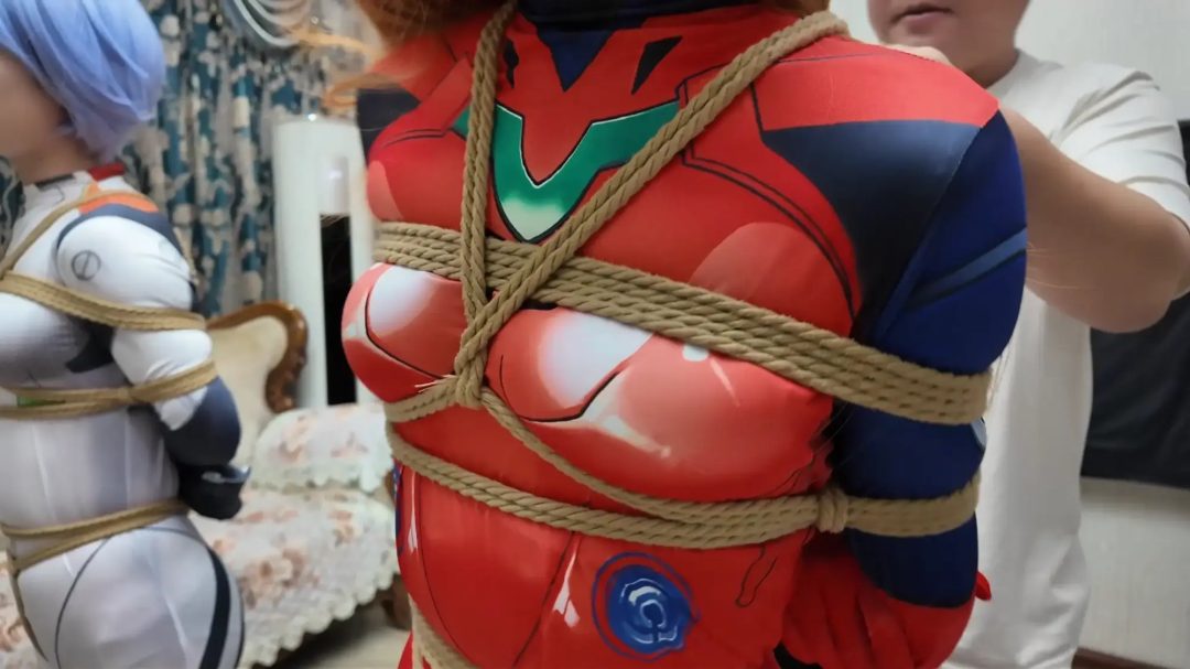 完蛋！我把美女捆绑了？——缚神挑战？落难的EVA等身手办！-2