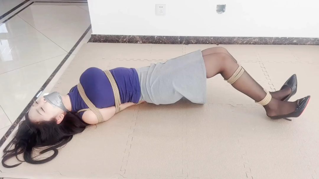 性感美女被入室捆绑-7