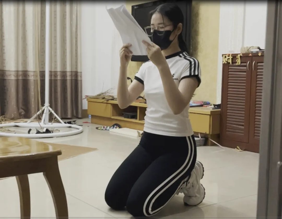 《纪舒静的家规责罚(重置版)》客户定拍调教之阿然剧情SP，和上次纪舒静责罚剧情完全一致，但是换了模特变成阿然，包括服装和挨打的情况等也做了些许调整，加入了打脚心play，整体更像女学生真实挨打了-4