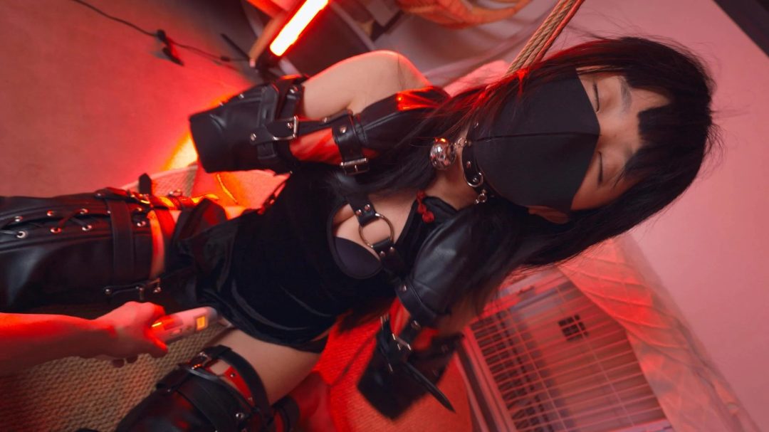 《欠债人妻4》和被驯服的妖艳人妻玩起了K9+电棍击打+狗奴爬行+项圈+吊脖缚+对镜玩弄+跪缚+狗笼+关在笼子里学猫叫+SP-10