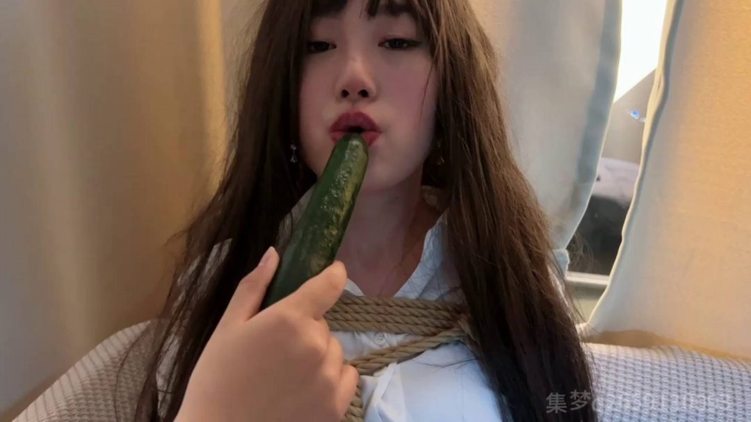 丰满熟女沐沐黑丝堵嘴 被股绳日式紧缚舔黄瓜-5