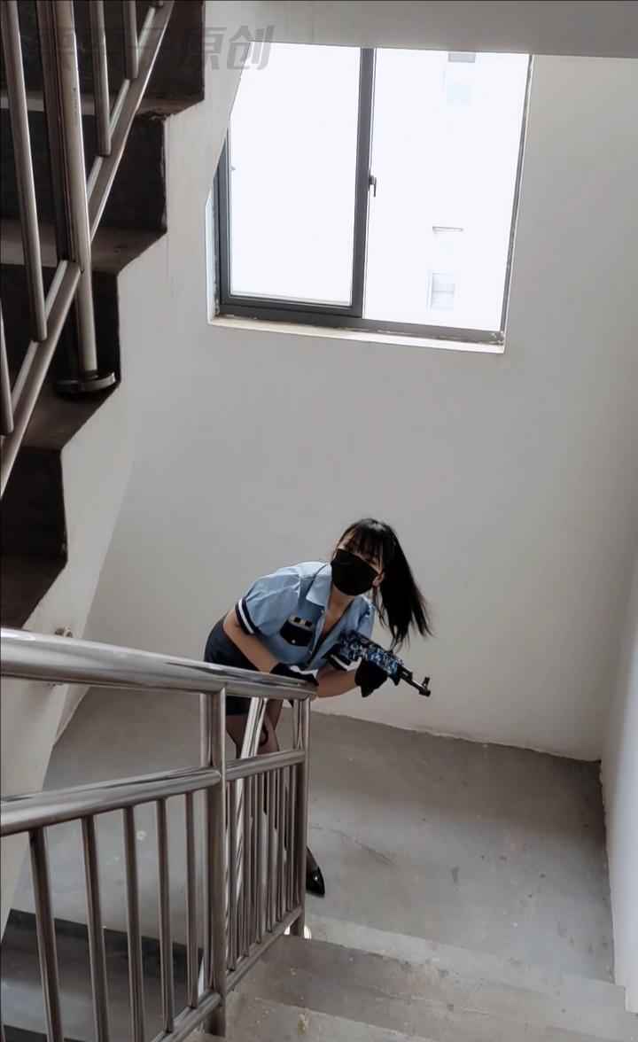 《被折磨的女搜查官 01》 户外、楼梯间失禁、快乐蛋控制、短裙、制服、黑丝、高跟鞋、胸缚-10