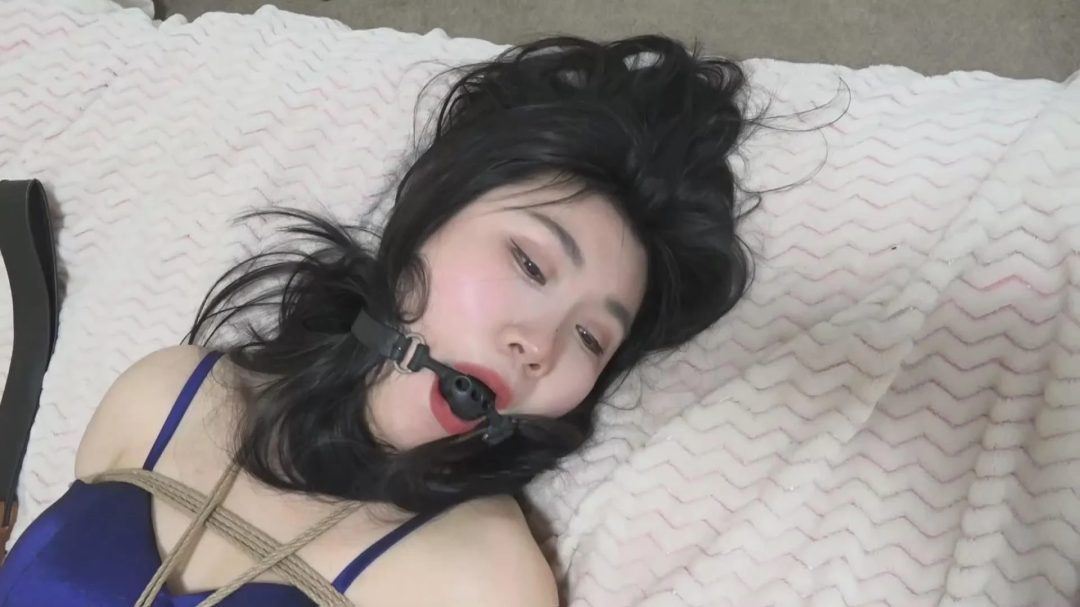 猎美陷阱·禁锢在床上的双美倩影-6