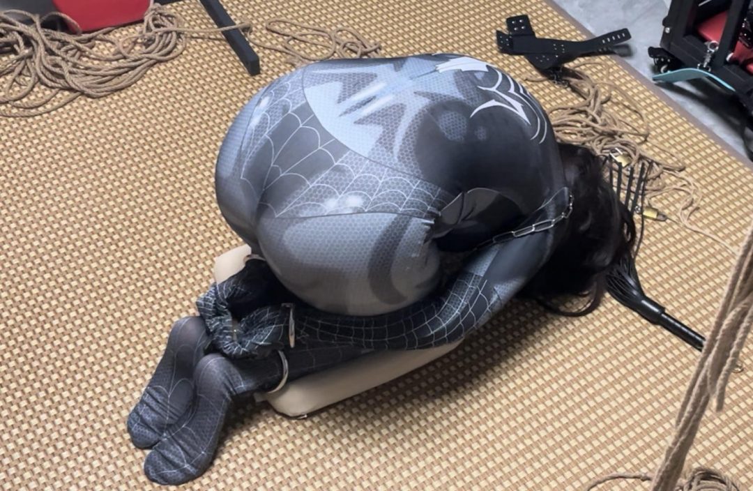 cosplay调教系列之木古小蜘蛛铁链定时锁自缚1小时整+抽打羞辱调教！-2