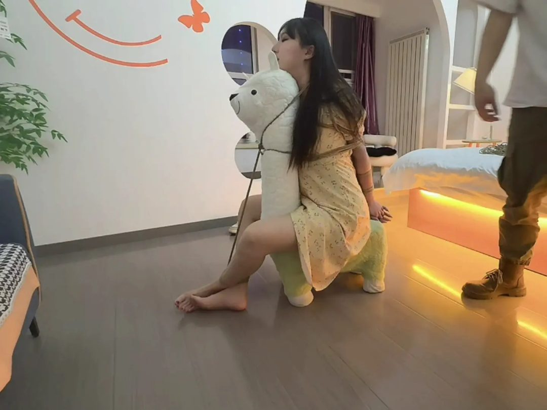 诺诺绑在可爱的羊驼座椅上聊天互动 白嫩裸足+挠痒-11
