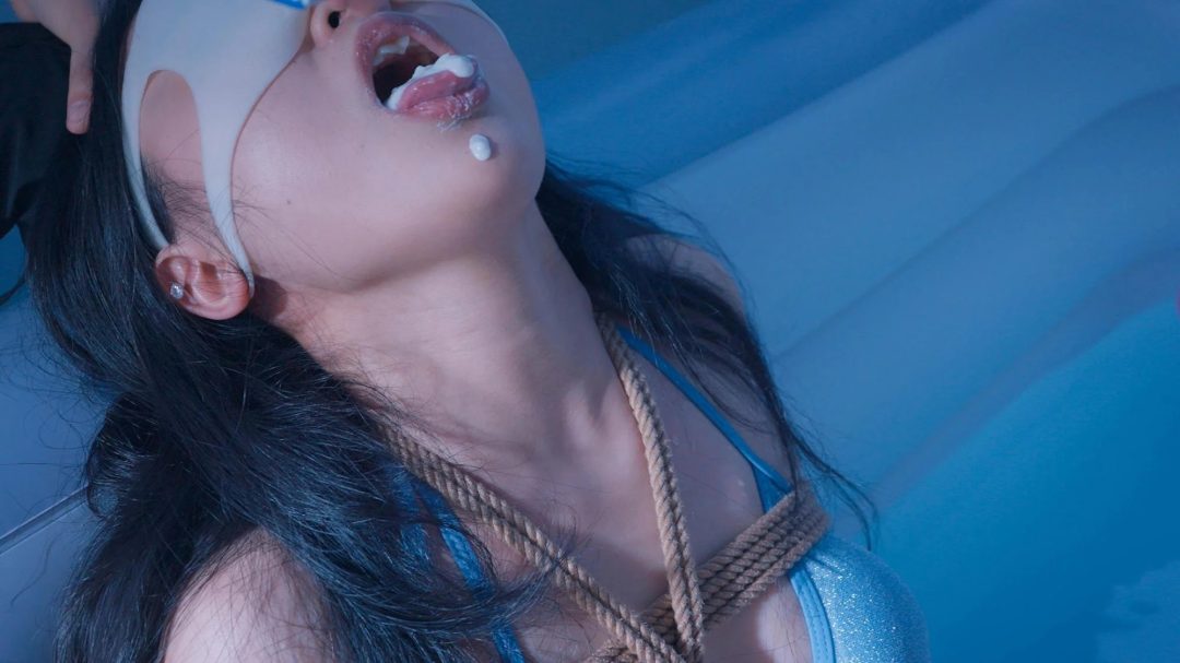 快来和悠米清凉一夏吧《应聘的女模特》3 极限驷马（只要敢低头就被水呛）+酸奶爆口+蒙眼+牛奶滴胸+揉捏-11