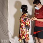 和服女孩落入墨镜男手中吊起来后 放下来后也没有直接结束