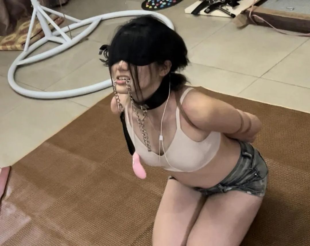 线下真实调教之准大一体育生新摸抖m墨依初调教！五花+驷马+振动乳夹放置+踩踏骑乘羞辱+项圈牵引+伸进去揉胸+耳光SP挠痒，小m墨依18岁准大一妹子，是个超级抖m，还没开始就喘粗气，一个劲说喜欢...-11