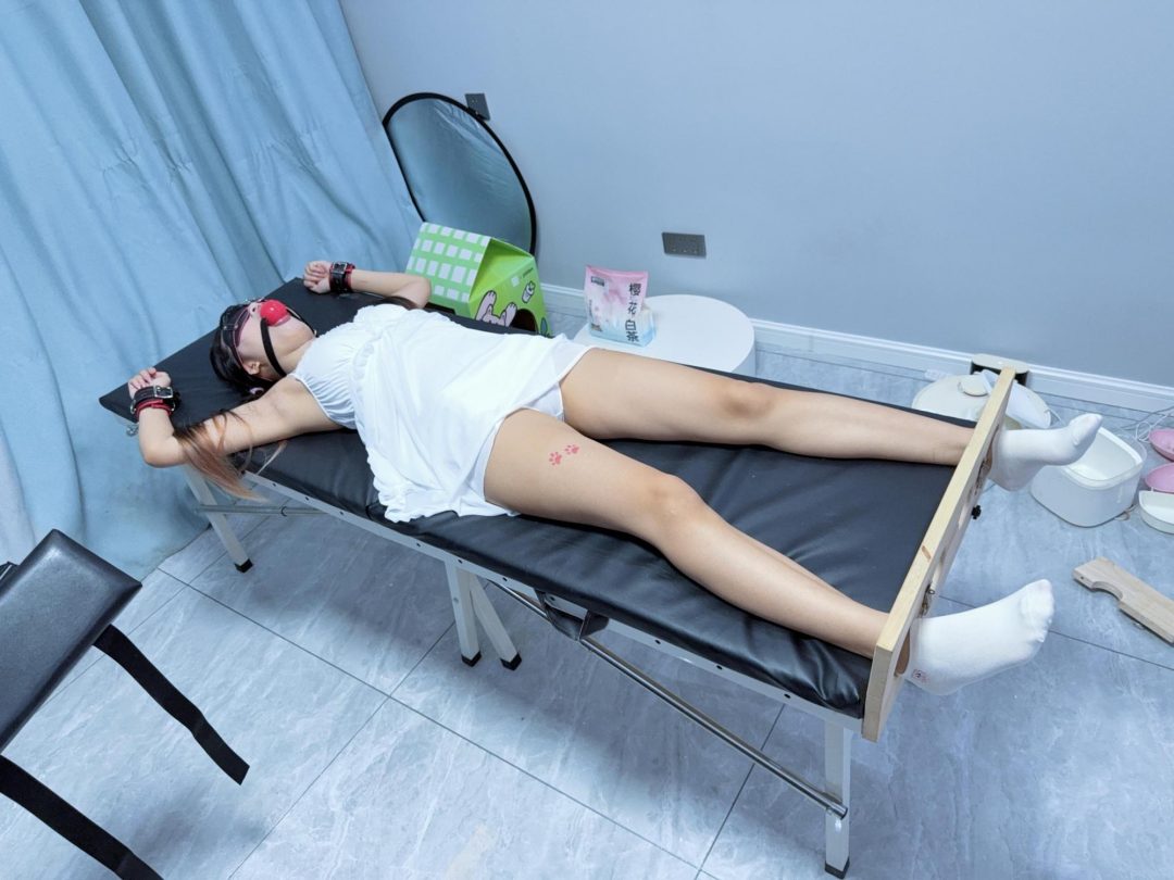 电击极乐（上）-刑床篇-电击、5.5cm超大口球干呕、大字固定、运动鞋-船袜-裸足，震到叫爸爸~-4