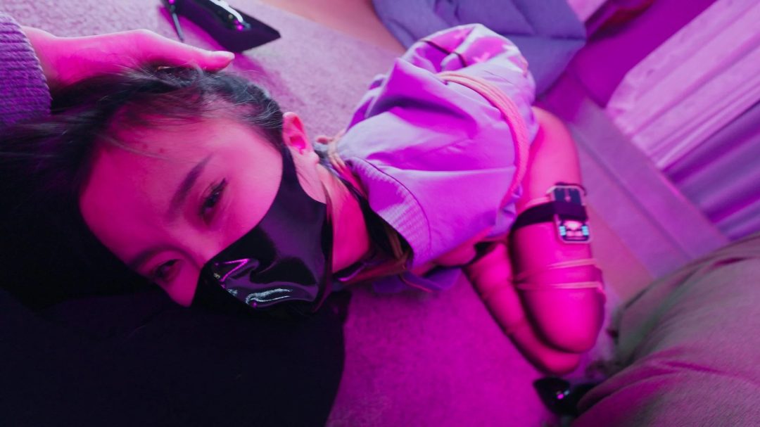 美女模特前段时间去体验了一些游戏，现在身体敏感程度已开发到100%，欢迎各位鉴赏。首次郊狼体验+超紧勒肉股绳/耳光、抽打、掐脖，郊狼全程随机刺激全身，娇喘尖叫不断…-8