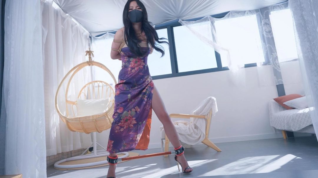 《欠债人妻》第三集 妩媚人妻心甘情愿沦落为金钱的玩物 粘液 踩踏+吊缚+强制开腿器，高温蜡烛滴在身上+M开腿缚 浑身抽搐，最后跟我跪下磕头求饶。-1