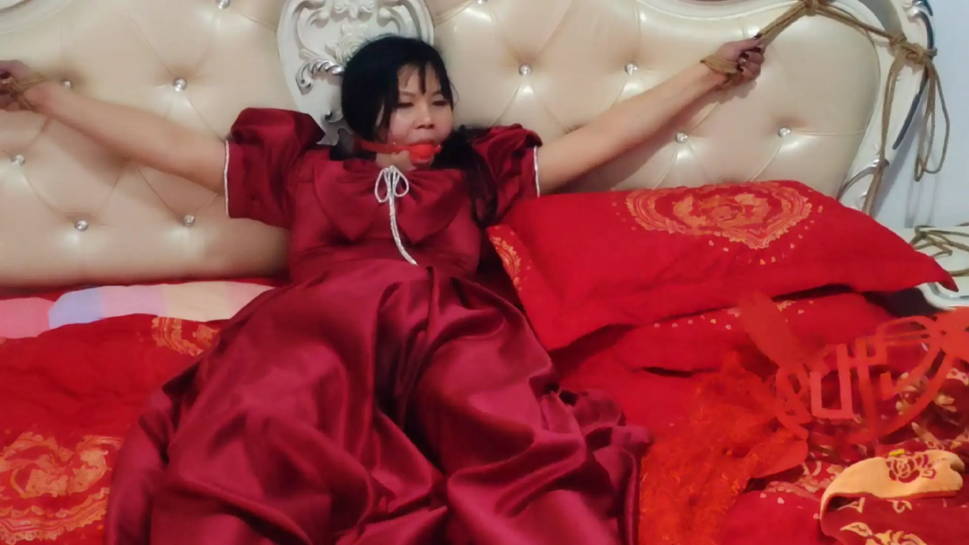新婚当天新娘被大字捆绑玩弄，木拍拍打，语言羞辱-7