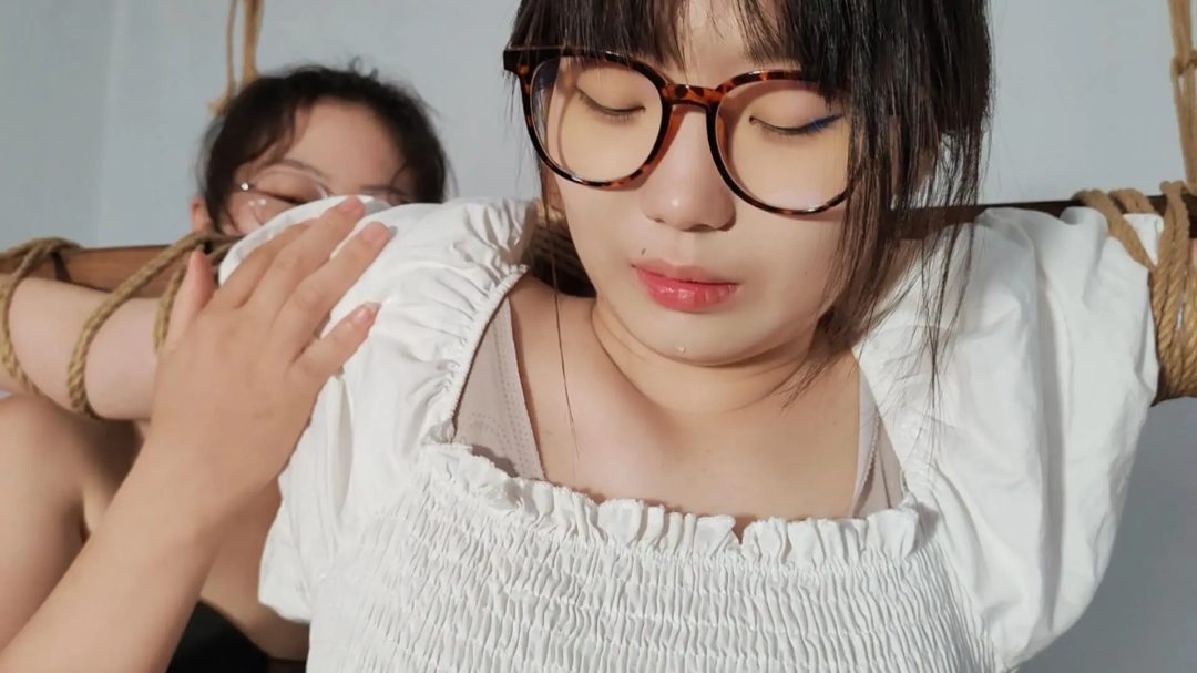 18岁女高中生十字架捆绑，捆绑，挠痒，玩弄-1