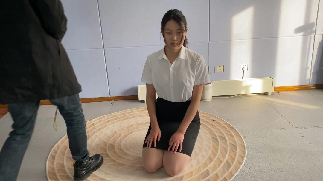 大一小姐姐朱雨馨腿超级长，邻家小妹妹的形象，初次体验，超紧直臂缚，单腿吊，口塞流口水-7