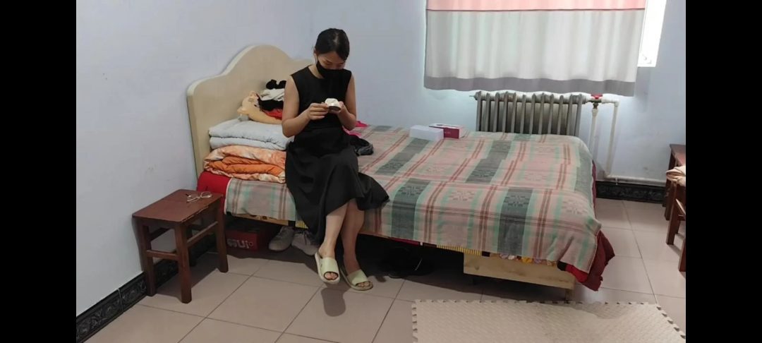 独居女人约好友上门玩游戏-4