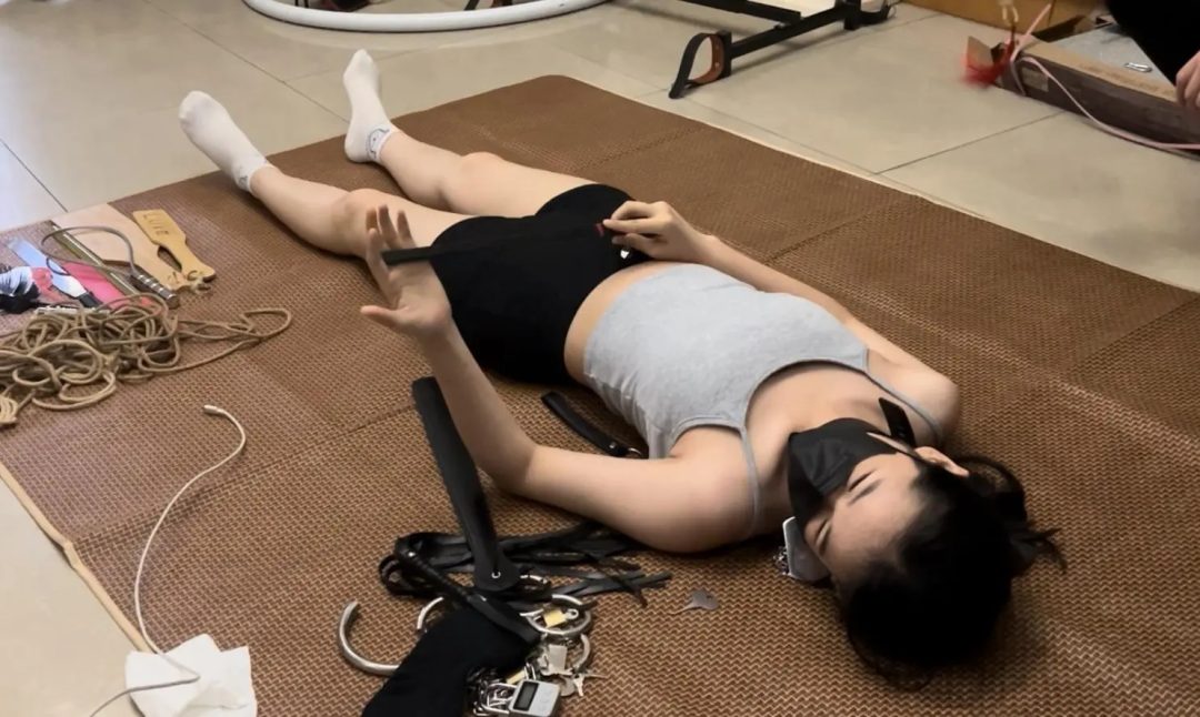 线下真实调教之超漂亮m阿然跪爬架反向束缚！反向跪爬架束缚+骑乘踩踏羞辱+TK+SP挠痒，这次给小m阿然来个反向的束缚架，双手双腿强制分开，躺在那里不能动弹任人蹂躏也很诱人~-13