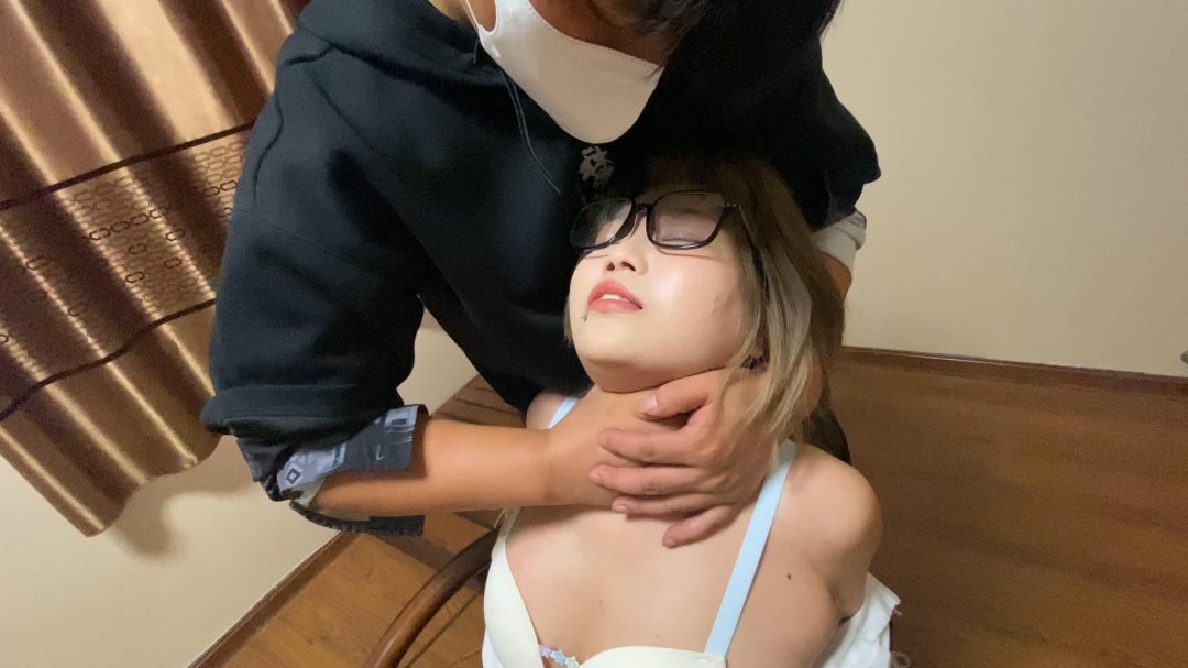 女秘书雯雯来找老板谈合作，被老板下药迷晕玩弄，羞辱，滴蜡，耳光，让她承认自己是公交车-7
