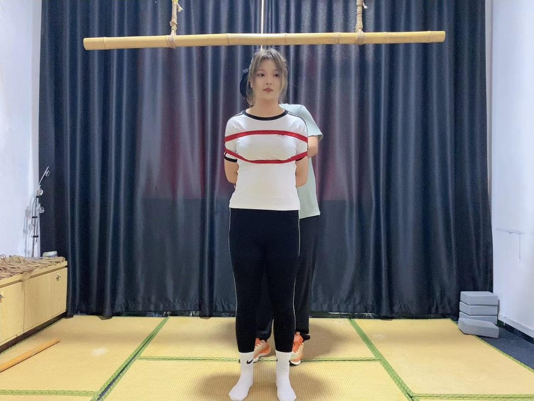 体验多次的雯雯再次体验吊缚，高难度吊缚体现绳师的技术，雯雯荡起了秋千，好不自在-5