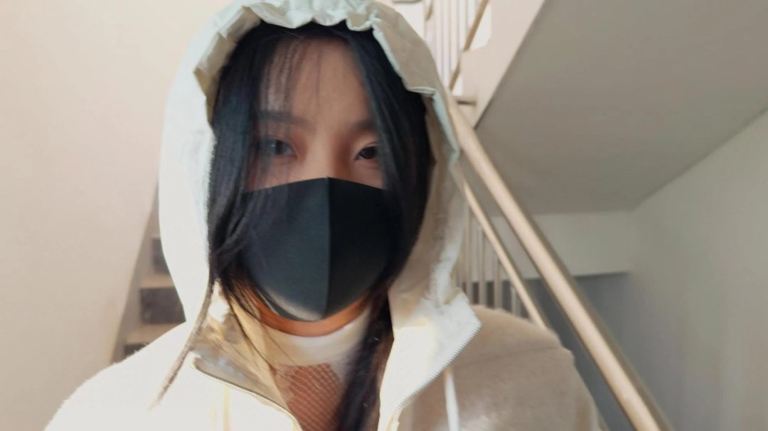 《被驯服的美艳少妇4》给少妇派发的室外任务+呼吸限制游戏+口球塞进嘴里+丝袜全包+二次胶带缠绕+黏性胶带最后封鼻+M腿-4